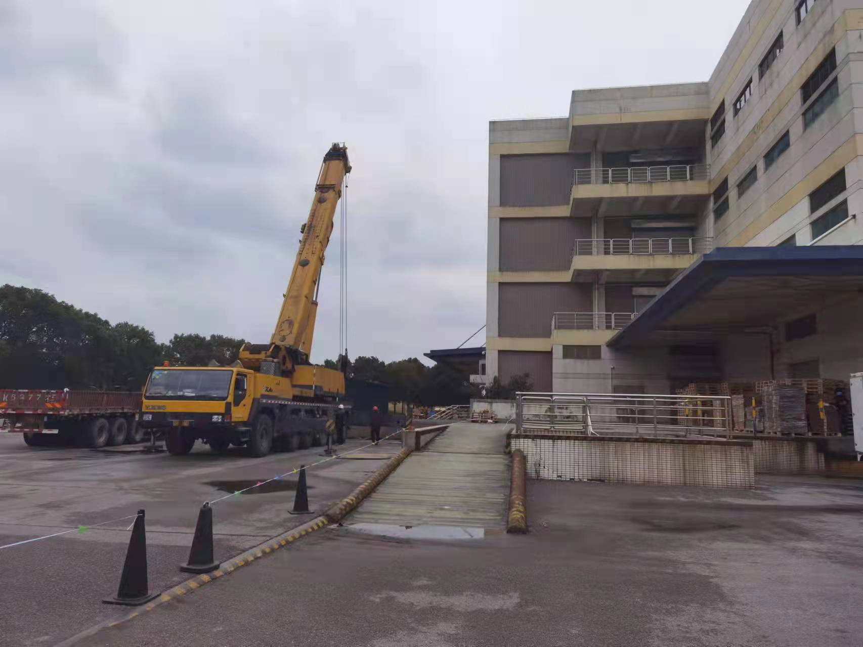 精密設(shè)備遠距離高空吊裝搬運